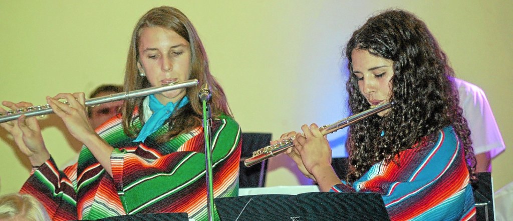 Solistinnen des Irslinger Musikvereins, die El Condor Pasa spielen. Fotos: psw