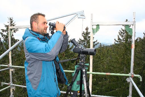 Der Ornithologe Kurz Belzer auf der 30 Meter hohen Plattform am Rappeneck. Mit Fernglas und Fernrohr beobachtet er die Flugbewegungen des Rotmilans.   Foto: Liebau Foto: Schwarzwälder-Bote