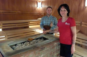 Saunameisterin Uschi Geißler und Bäder-Abteilungsleiter Steven Ulrich geben Sauna-Neulingen wichtige Ratsachläge. Foto: Günther