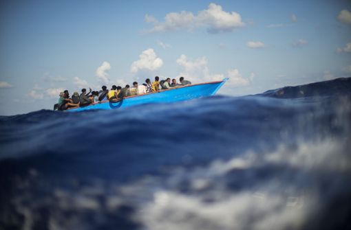 Immer wieder erreichen Boote mit Migranten  die italienische Insel Lampedusa. Die EU will mit einer Asylreform in Zukunft gezielter gegen illegale Migration vorgehen. Foto: dpa/Francisco Seco