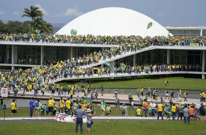 Ausschreitungen in Brasilien: Bolsonaro-Anhänger stürmen Kongress und Präsidentenpalast