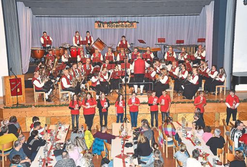 Mit Blasmusik vom Feinsten begeisterte das Orchester des Musikvereins Rötenbach bei seinem Jahreskonzert.  Foto: Maier Foto: Schwarzwälder Bote