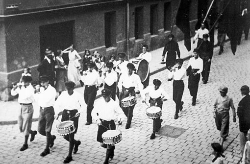 Am Vorabend des Generalstreiks zogen die Teilnehmer  durch das nächtliche Mössingen –  voran die Trommler und Pfeifer der Antifaschistischen Aktion, die hier beim Roten Tag in Tübingen 1932 zu sehen sind. Foto: /Stadtmuseum Mössingen