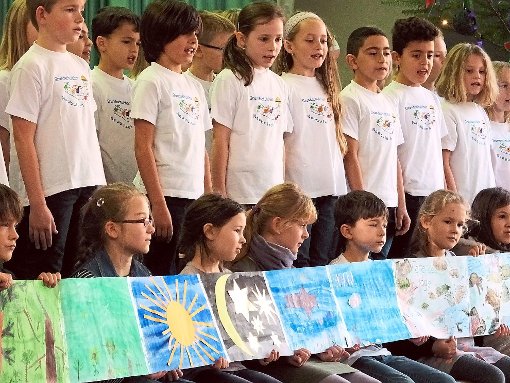 Mit  Liedbeiträgen sowie Bildern  gestalteten die Mädchen und Jungen der Gemeinschaftsschule die Verabschiedungsfeier. Foto: Schwarzwälder-Bote