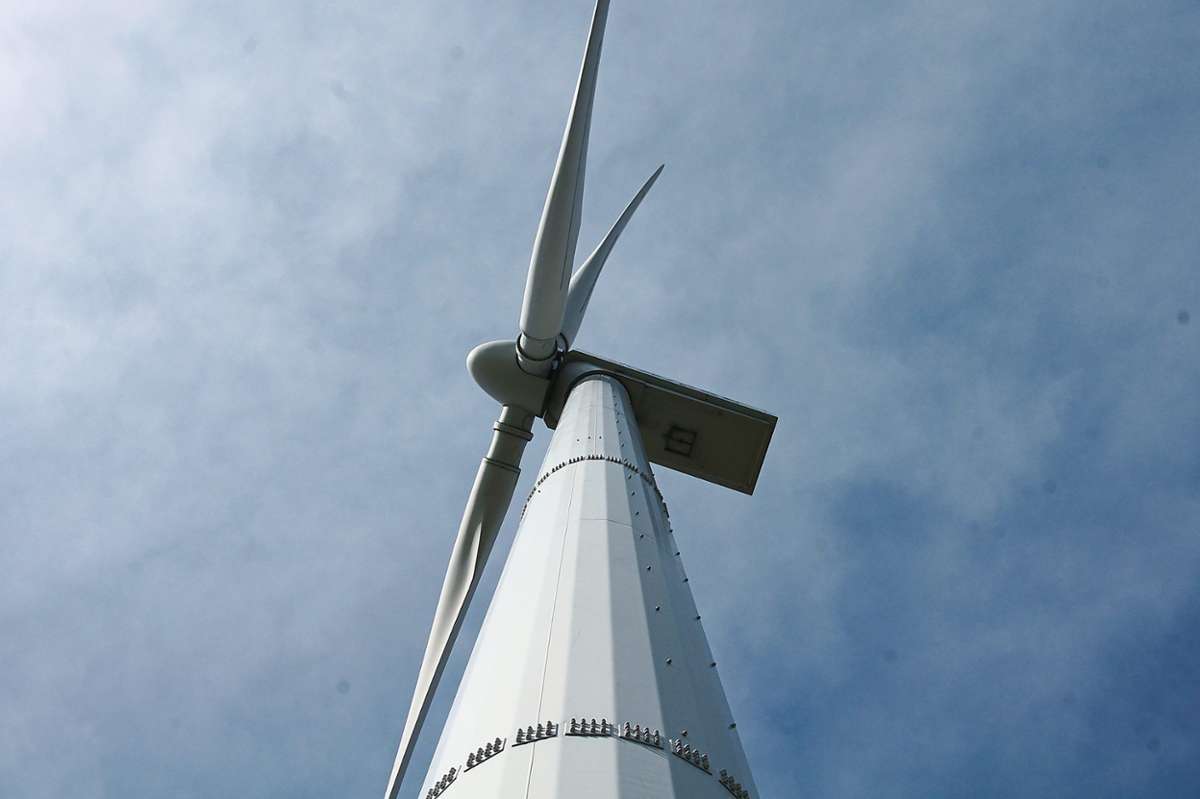 Der Energieriese EnBW plant für Burladingen in luftiger Höhe und mit dänischen Modellen. Von den Windmessungen ist man angenehm überrascht, wie Projektleiter Fabian Maisch dem Gemeinderat versicherte. Foto: Rapthel-Kieser Foto: Schwarzwälder Bote