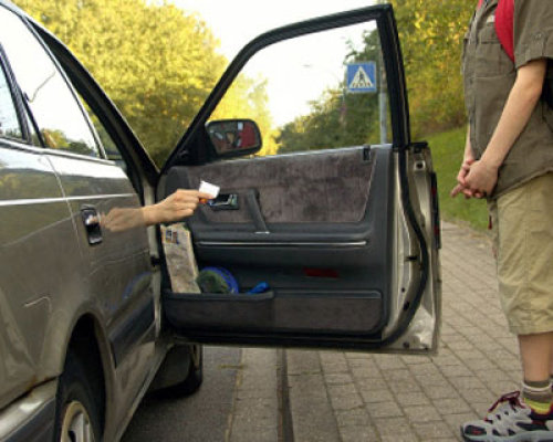 Ein Unbekannter hat in Dunningen versucht, einen Zwölfjährigen in sein Auto zu ziehen. (Symbolfoto) Foto: dpa
