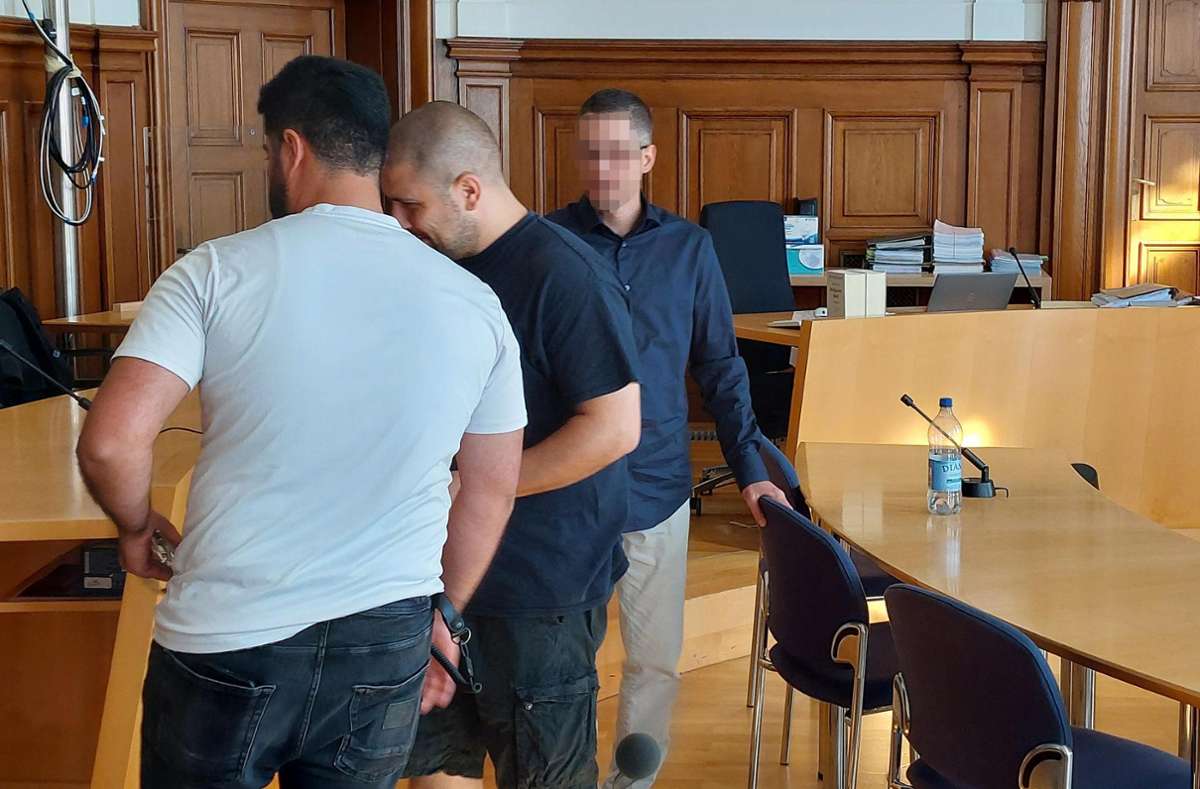 Schon am ersten Prozesstag hatte der Beschuldigte (rechts) betont, er habe niemanden umbringen wollen. Foto: Günther