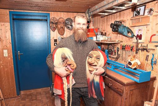 Holzmasken zu schnitzen ist seine Leidenschaft: Matthias Mangold fertigt in seiner Hobby-Werkstatt in seinem Wohnhaus in Salzstetten Unikate an. Allesamt sind sie für die Freien Narren von der Steinach, zu welchen er über einen Freundeskreis gestoßen ist. Foto: Maier