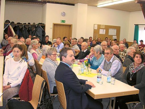 Eine Veranstaltung mit Wohlfühl-Charakter ist die erste Ortschaftsratsitzung in Wolterdingen: Über 120 Bürger informieren sich über das Geschehen in ihrem Ort. Foto: Schwarzwälder Bote