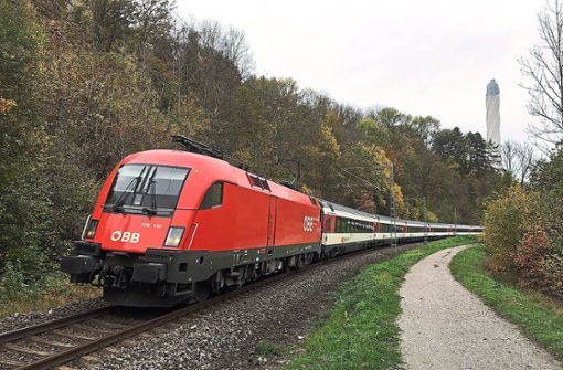 Ein Zug fährt in Richtung Rottweiler Hauptbahnhof. Eine Kappung der Zugverbindung nach Stuttgart, das will man auch in Rottweil in jedem Fall vermeiden. Foto: Schulz