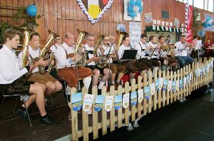 In bayrischer Aufmachung unterhielt die Festtagsmusik die zahlreichen Gäste. Foto: Reichert Foto: Schwarzwälder-Bote