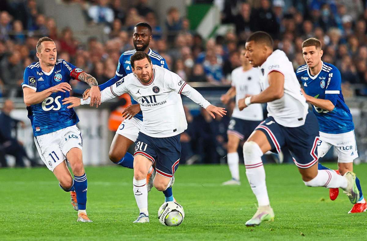 Straßburgs Kapitän Dimitri Lienard (links) im Duell mit Lionel Messi, rechts daneben setzt Kylian Mbappé zum Sprint an. Foto: Badias