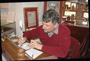 Norman Hothum pflegt die Kunst des »Schönschreibens«, die heutzutage vor allem bei festlichen Urkunden und Einladungen gefragt ist. Foto: Köncke