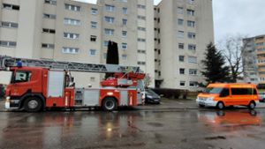 Die Feuerwehr rückte am Dienstagmorgen in großer Besetzung zur Zimmerner Straße in Rottweil aus. Foto: Hezel