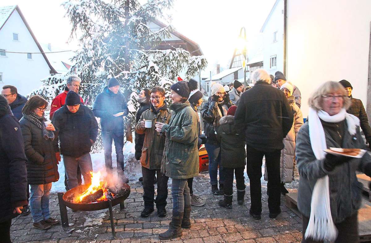 Die Besucher der Höfendorfer Weihnachtsklänge trotzen der Kälte.