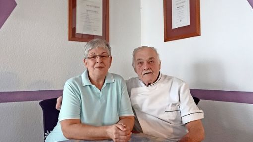 Marion und Engelbert Roder sitzen in ihrem Café. Im Hintergrund hängen die  Meister- und Gesellenbrief des Konditors. Foto: Jansen
