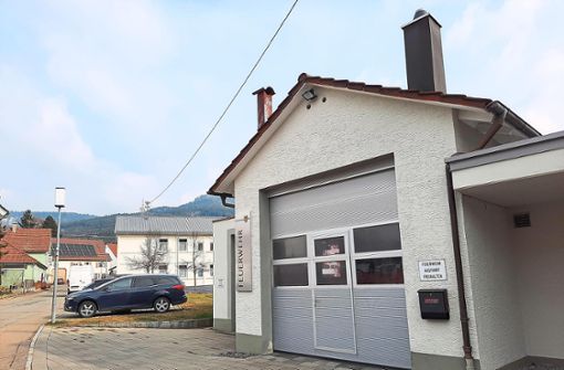 Im Mittelpunkt: das Feuerwehrgerätehaus in Wilflingen. Wo auf dem Bild Autos parken, kommt ein Anbau hin. Foto: Pfannes