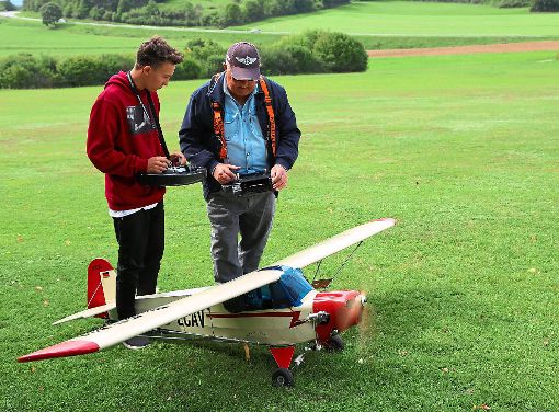 Unter fachkundiger Anleitung durften Interessenten selbst ein Modellflugzeug steuern. Foto: Priestersbach Foto: Schwarzwälder-Bote