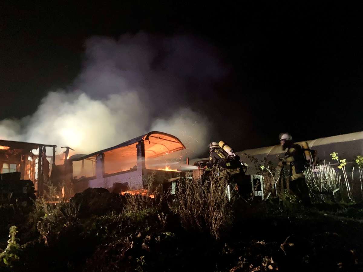 Bauwagen auf der Hub abgebrannt: Feuerwehr Tennenbronn im nächtlichen Einsatz