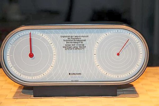 Schramberger Funkuhr: Links war die gewohnte Skala mit Stunden- und Minutenanzeige, rechts ein Sekundenzeiger. Dieser diente  nicht nur zur Zeitmessung, sondern sollte die Nutzer auch über die Qualität des Funkempfangs informieren.  Foto: Junghans Foto: Schwarzwälder-Bote