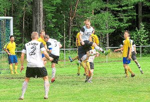 Der FC Calmbach (weiße Trikots) zählt nach den Erfolgen in den beiden vergangenen Jahren erneut zu den Favoriten.  Foto: Kraushaar