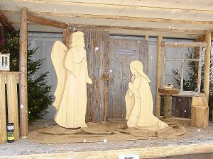 Szene des Weihnachtswegs: Der Erzengel Gabriel überbringt Maria die Botschaft, dass sie als Gottesmutter auserkoren wurde. Foto: Schmid Foto: Schwarzwälder-Bote