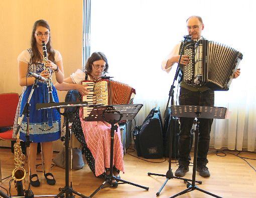 Carina, Gerhild und Martin Grießhaber unterhalten die Gäste beim Mittwochstreff. Foto: Olowinsky Foto: Schwarzwälder-Bote