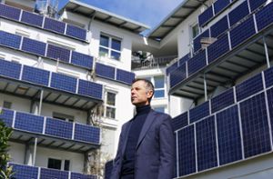 Architekt Wolfgang Frey (62) vor dem energieeffizienten „Green House“ in Freiburg im Breisgau. Foto: Frey Gruppe/Barbara Schulz-Jara