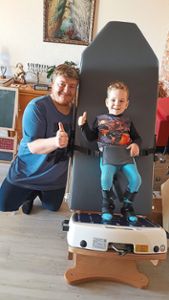 Daniel Kamylin und sein Vater Sergej freuen sich sehr über die Galileo Powerplate, die Wolf ­Harwath von Five Concept gekauft und ihnen gespendet hat.  Foto: Schimkat Foto: Schwarzwälder Bote