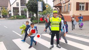Schülerlotsen sichern das Überqueren der Straße der frisch eingeschulten Kinder.Foto: Bürgernetzwerk Foto: Schwarzwälder Bote