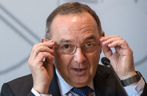 Der nordrhein-westfälische Finanzminister Norbert Walter Borjans (SPD) beziffert die Mehreinnahmen durch den Ankauf von Steuer-CDs auf 6,5 Milliarden Euro. Foto: dpa