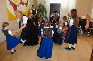 Die Altburger Trachtenkinder waren zu Gast im Seniorenzentrum Torgasse.  Foto: Dürr Foto: Schwarzwälder Bote