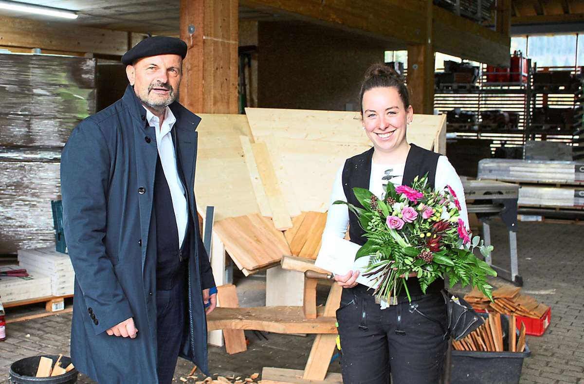 Bürgermeister Josef Herdner ist stolz auf Jana Siedle. Er gratuliert zum Sieg im Bundesfinale und überbringt ein Blumenpräsent. Foto: Stadtverwaltung