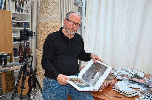 Norbert Stockhus in seinem Atelier mit dem neu erschienenen Bildband. Foto: Reich Foto: Schwarzwälder-Bote