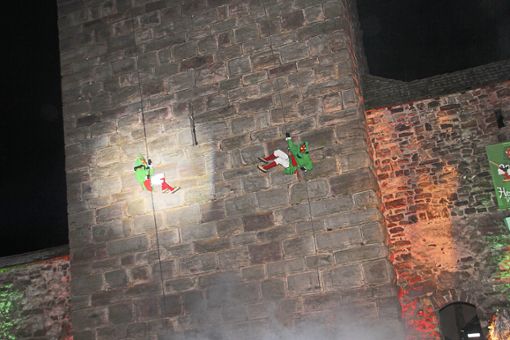 Eine atemberaubende Szenerie bei der Taufzeremonie der Hexenzunft: Zwei Hexen seilen sich vom Romäusturm ab.  Fotos Heinig Foto: Schwarzwälder Bote