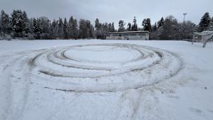 Als auf dem Binsdorfer Fußballplatz noch Schnee lag, fuhren Unbekannte darauf herum. Foto: Ludwig Englert