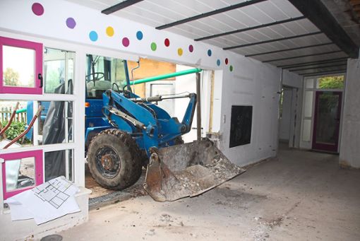 Ein Bagger steht in der Tür: Im früheren Harter Kindergarten in der Tannwaldstraße sind die Arbeiten zur Wiederherstellung der Räume vor wenigen Tagen angelaufen. Foto: Kost