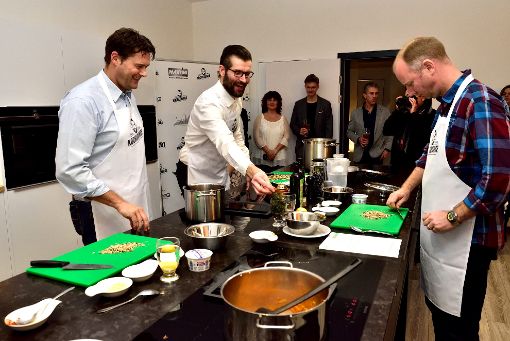 Schwarz-Gelb richtet auf grünen Platten Kochgut an: Die Kochstunde mit Peter Rosenberger, Sven Bach und Timm Kern (von links) hatte Würze. Foto: Morlok Foto: Schwarzwälder-Bote
