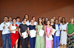 Die kommissarische Schulleiterin Ingrid Furrer (rechts) gratulierte den Preisträgern der Verbundschule  zu ihren guten Abschlüssen. Foto: Schule