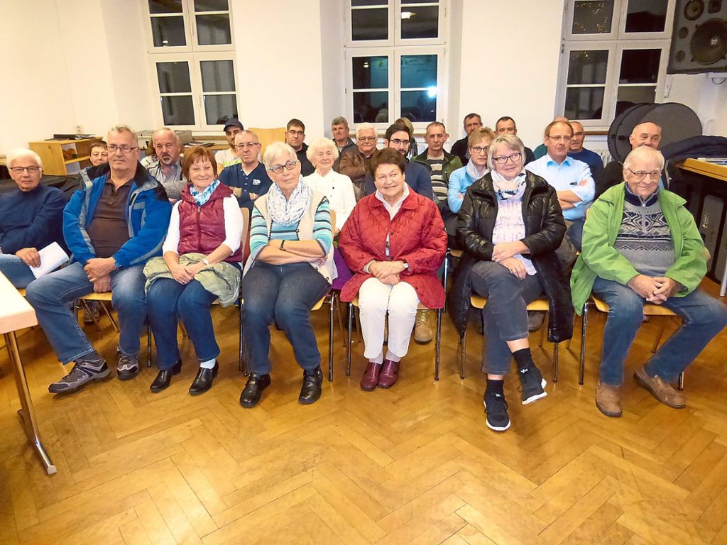 Viele  Bürger informieren sich bei der Ortschaftsratssitzung in Fützen über die   Kommunalpolitik und Themen. Fotos: Suttheimer