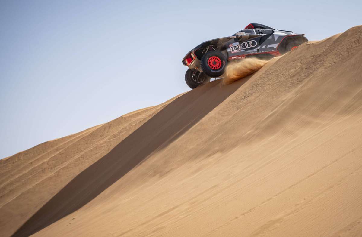 So kennt man die Rallye Dakar: Geländewagen, die über hohe Sanddünen schanzen ...