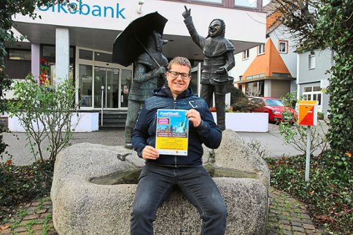 Tobias Breitling macht am Narrenbrunnen Werbung für den Zunftball.  Foto: Steinmetz Foto: Schwarzwälder Bote