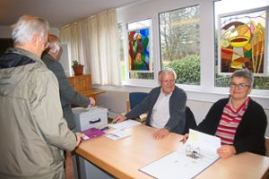 Nicht nur die Wahlhelfer Gerhard Lehmann und Annette Riehle freuten sich über die hohe Wahlbeteiligung zur Kirchengemeinderatswahl.  Foto:  Rapthel-Kieser Foto: Schwarzwälder Bote