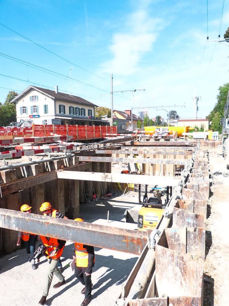 Ein riesiges Loch wurde für die barrierefreie Unterführung beim Kreuzlinger Hafenbahnhof gegraben. Mit dieser Baumaßnahme wird die Strecke von St. Gallen nach Konstanz beschleunigt.  Foto: Schindler