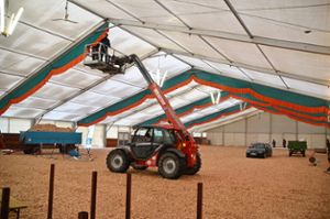 Das Zelt steht, nun wird es dekoriert.  Foto: Wagner Foto: Schwarzwälder Bote