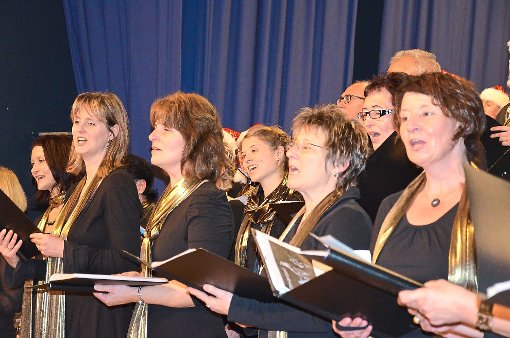 70   Sänger stimmten im Bad Liebenzeller Spiegelsaal die Besucher auf Weihnachten ein.  Foto: Bausch Foto: Schwarzwälder-Bote