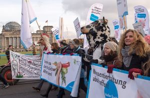 Demonstranten protestieren am Samstag vor dem Reichstag in Berlin unter dem Motto Wir haben es satt gegen Massentierhaltung, Gentechnik und das umstrittene Freihandelsabkommen TTIP. Quelle: Unbekannt
