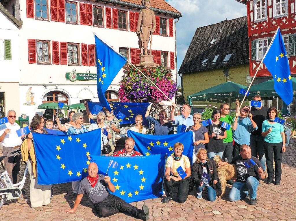 Noch ist ihre Zahl überschaubar: die Teilnehmer der jüngsten Pulse of Europe-Kundgebung auf dem Marktplatz in Dornstetten. Foto: Stadler Foto: Schwarzwälder-Bote