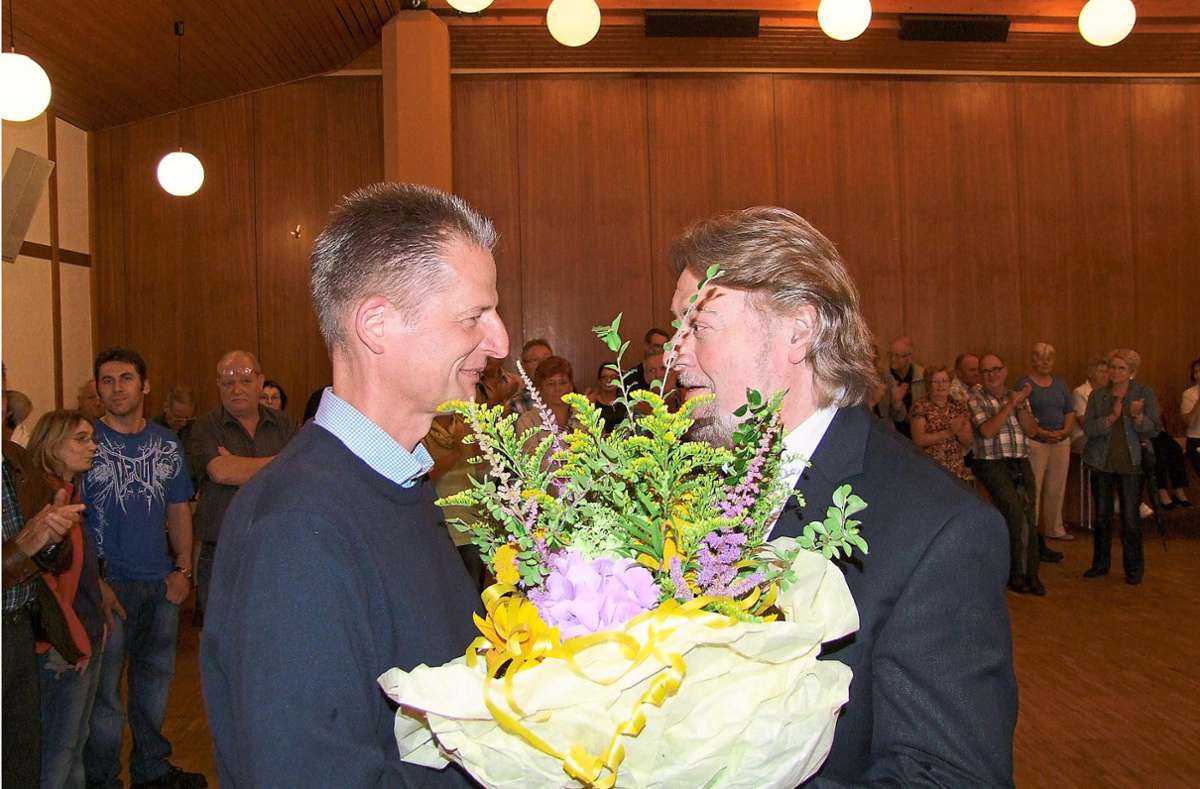 3. August 2014: Noch-Bürgermeister Wolfgang Krieg (rechts) gratulierte Christoph Schaack mit einem Blumenstrauß. Foto: Archiv/Kugel