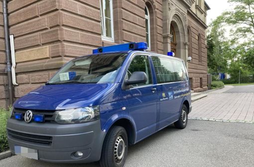 Der 36-jährige Angeklagte wird von der Vollzugsanstalt zum Landgericht Hechingen gebracht. Foto: Ungureanu